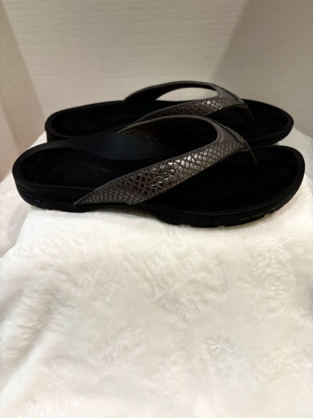 ABEO WOMAN’S PEWTER ALEA B.I.O. SYSTEM THONG SANDALS SIZE 8N
IN BOX - Picture 3 of 14